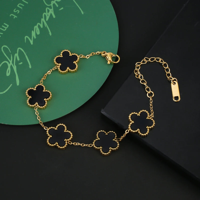 Descubra a Pulseira Trevo Da Sorte Colorido, folheada a Ouro, ajustável e hipoalergênica. Feita em Aço Inoxidável, é resistente à água e sustentável. Ideal como presente, essa Pulseira Charmosa e versátil adiciona um toque moderno e elegante ao seu estilo, mantendo a durabilidade e a beleza. Compre com frete grátis!