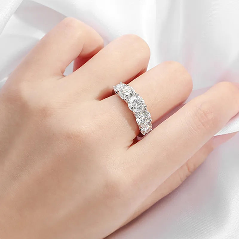 Explore o Anel Luminar, uma joia onde a prata esterlina S925 encontra um Moissanite de 3.6CT. Com grau de clareza VVS1 e cor D, este anel é sinônimo de elegância. Corte redondo preciso e certificado GRA incluído. Adicione um toque de sofisticação ao seu estilo, capturando olhares e cativando corações.