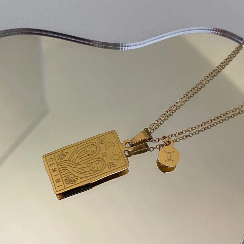 Descubra a elegância celestial com nosso Colar Zodíaco Dourado. Feito de aço inoxidável de alta qualidade, esse acessório vintage combina moda e astrologia, perfeito para presentear e expressar seu estilo único. Adorne-se com glamour cósmico, incorporando a tendência da moda astrologia em seu visual diário.