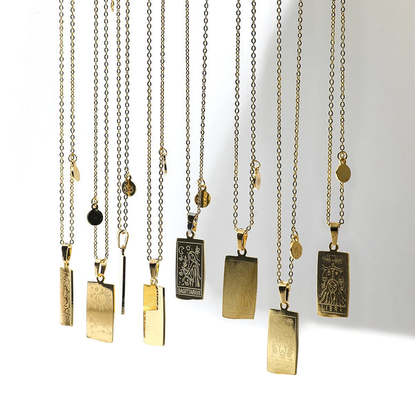 Descubra a elegância celestial com nosso Colar Zodíaco Dourado. Feito de aço inoxidável de alta qualidade, esse acessório vintage combina moda e astrologia, perfeito para presentear e expressar seu estilo único. Adorne-se com glamour cósmico, incorporando a tendência da moda astrologia em seu visual diário.