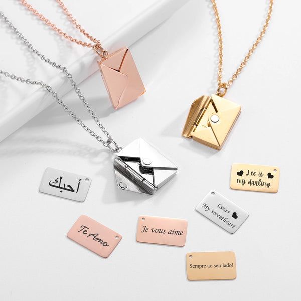 Descubra o Colar Carta, uma Joia Personalizada com Mensagens Especiais. Feito em Aço Inoxidável Durável e Elegante, este Colar Amor é Versátil e Único. Perfeito para Presentear em Qualquer Ocasião. Encontre na Glamure o Colar Personalizado Mensagem que Reflete Seu Vínculo Emocional.