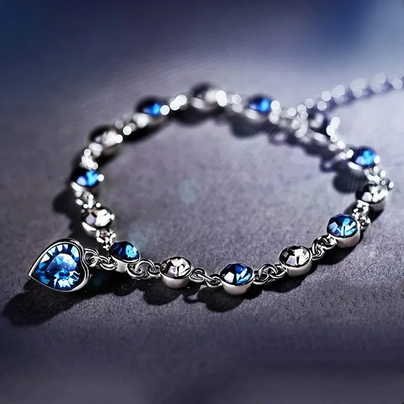 Descubra a Pulseira Encanto do Mar, a joia que une Elegância, Beleza e Estilo em um design exclusivo. Adornada com um Cristal Azul reluzente e banho de Prata refinada, cada detalhe é um toque de Luxo ao seu look. Ideal para Presente, esta Pulseira é o símbolo de Sofisticação e Requinte que toda mulher deseja possuir.