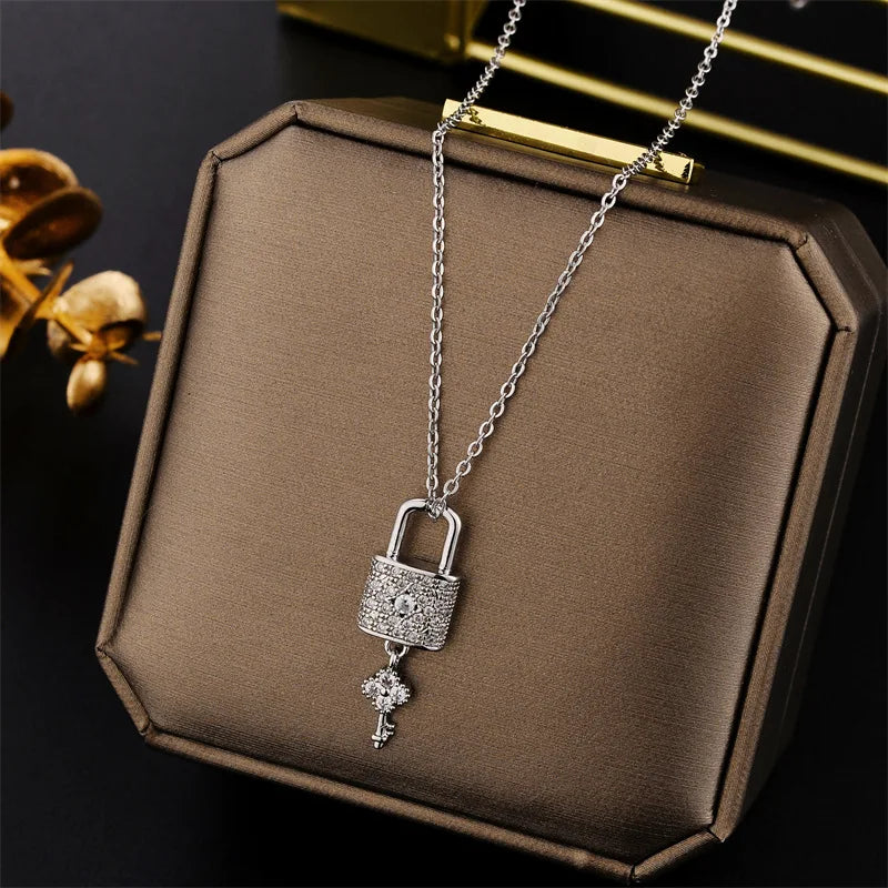 Colar com Pingente de Chave e Cadeado com Zircônia Chave do Desejo