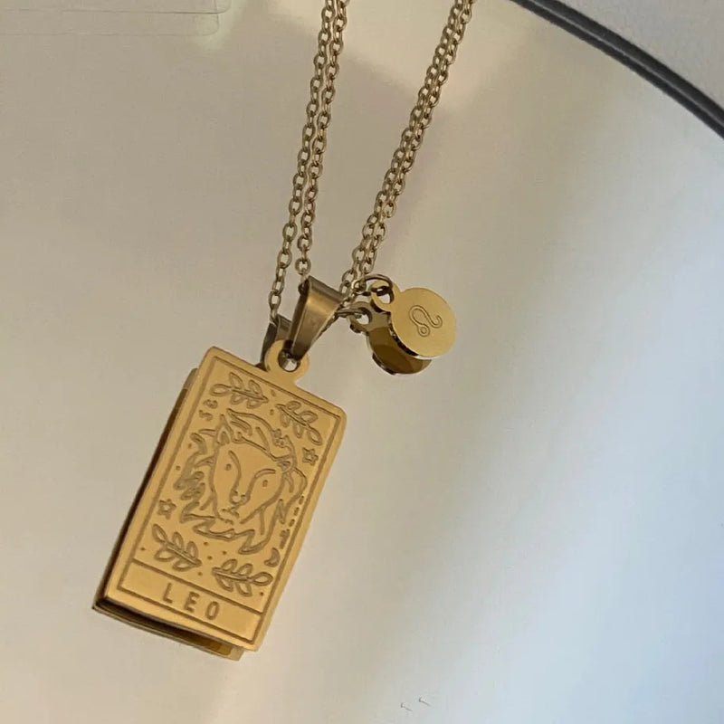 Descubra a elegância celestial com nosso Colar Zodíaco Dourado. Feito de aço inoxidável de alta qualidade, esse acessório vintage combina moda e astrologia, perfeito para presentear e expressar seu estilo único. Adorne-se com glamour cósmico, incorporando a tendência da moda astrologia em seu visual diário.