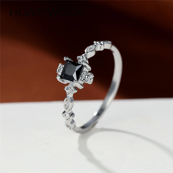 Descubra o Anel Onix Preto, um acessório Elegante e Durável em Prata 925. Este Anel Feminino, com Zirconia Brilhante, é ideal para Casamento e Festas. Hipoalergênico e Sustentável, o Anel Trendy oferece Proteção e Sofisticação, combinando estilo Clássico e Moderno. Aproveite hoje com frete grátis para todo o Brasil!