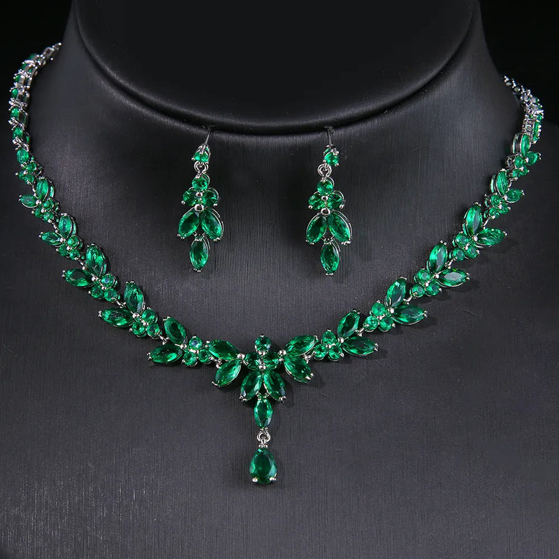Descubra o Conjunto Zircônia, um marco de elegância e sofisticação. Desenhado para mulheres modernas, este conjunto combina perfeitamente com ocasiões especiais. Seja uma festa, aniversário ou casamento, o brilho eterno da Zircônia realça sua beleza. Feito com cobre de alta qualidade e design geométrico exclusivo.