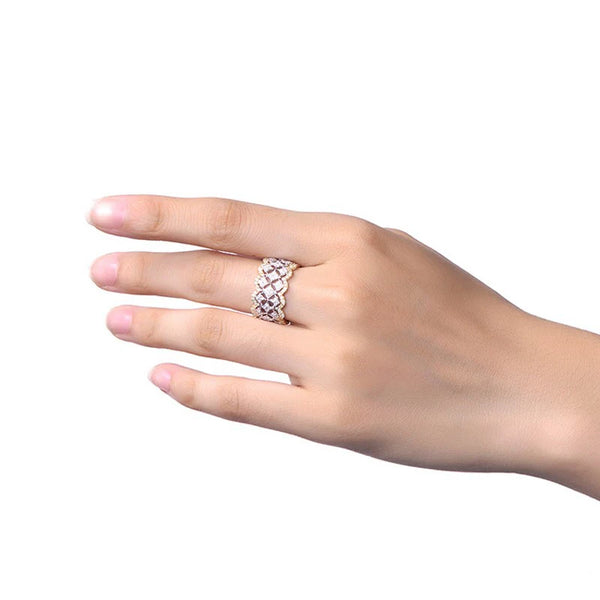 Descubra o ANEL Elegance Zircônia, uma joia feminina que une Luxo e Sofisticação. Com Design Vazado e Brilho Único, este ANEL Glamure é perfeito para expressar sua Elegância Moderna. Feito em Latão Premium com Zircônia Cúbica, é uma escolha versátil para qualquer ocasião.