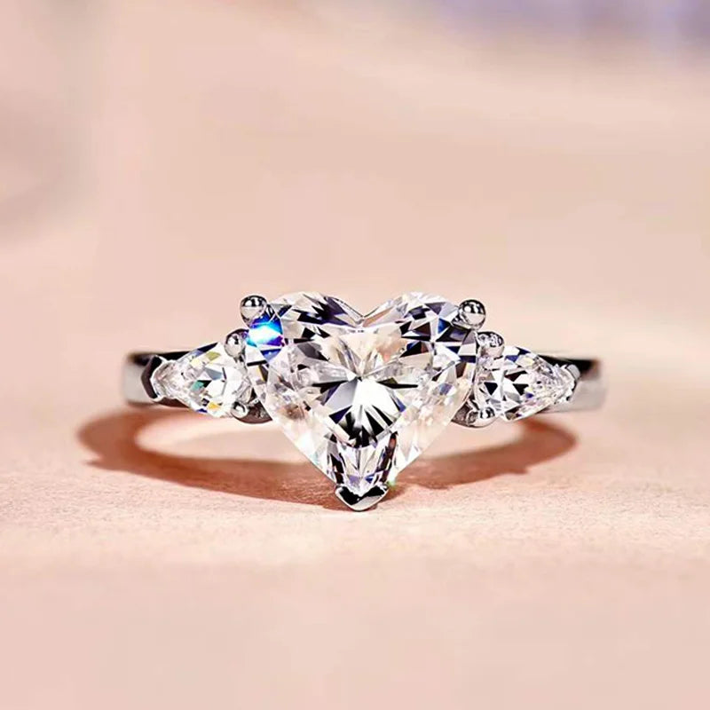 Descubra o encanto do Anel Zircônia Coração, uma joia refinada que combina moda delicada e elegância atemporal. Feito de latão durável e adornado com zircônia de alta qualidade, este anel é a escolha perfeita para mulheres que buscam um acessório versátil e exclusivo.