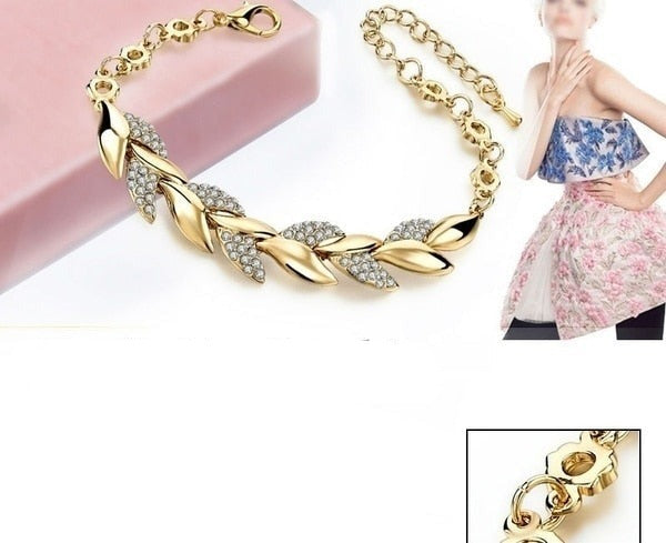 Descubra a Pulseira Folha Dourada, uma joia cravejada de Cristais que exala elegância. Ideal para ocasiões especiais, esta Pulseira Trendy é a combinação perfeita entre natureza e sofisticação. Com Fecho de Garra de Lagosta e design exclusivo, é o acessório perfeito para mulheres decididas e elegantes.