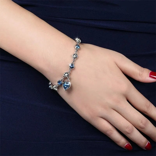 Descubra a Pulseira Encanto do Mar, a joia que une Elegância, Beleza e Estilo em um design exclusivo. Adornada com um Cristal Azul reluzente e banho de Prata refinada, cada detalhe é um toque de Luxo ao seu look. Ideal para Presente, esta Pulseira é o símbolo de Sofisticação e Requinte que toda mulher deseja possuir.