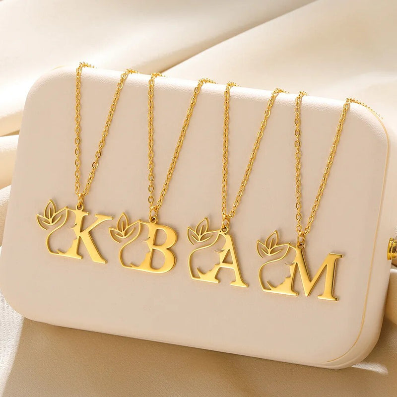 Explore a elegância única do Colar Personalizado Inicial, uma joia Banhada a Ouro 18k que combina estilo e personalidade. Este Colar Elegante, perfeito para Moda Feminina, é uma Joia Dourada de excepcional beleza. Presenteie ou adorne-se com este Acessório Festa, representando a Estilo Glamure com requinte. 
