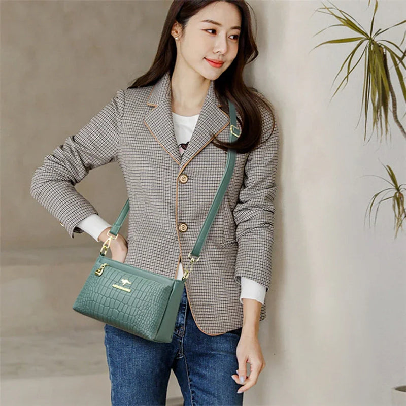 Descubra a sofisticação da Bolsa Luxo Ônix, uma expressão única de Elegância e Versatilidade. Confeccionada em Microfiber de Alta Qualidade, esta bolsa Designer combina o Casual com a Durabilidade. Seja única com a Bolsa Crossbody Ônix da Glamure, uma escolha de Estilo e Alta Qualidade para a mulher moderna.