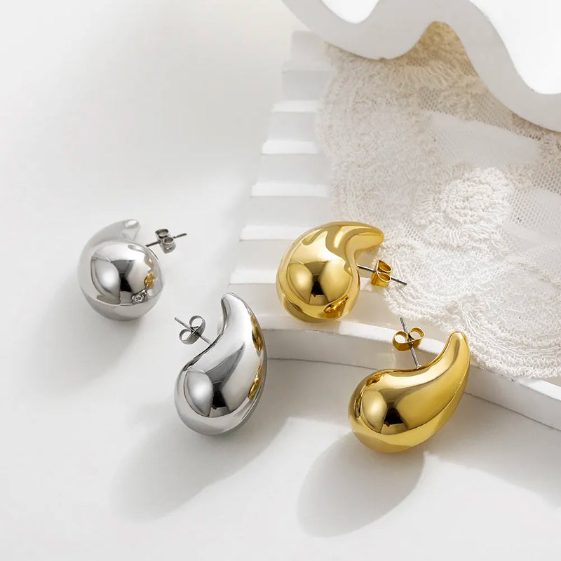 Descubra os Brincos Elegance, perfeitos para adicionar Luxo e Elegância ao seu look. Com design Gota Dourado, esses brincos são ideais para qualquer Festa ou evento Fashion. Estilo único, que combina Glamour e Modernidade, ideal para a mulher Charmosa. Brincos Elegance: a escolha certa para um visual de destaque.