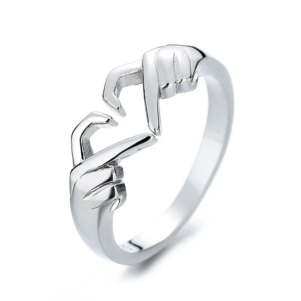 Descubra o encanto do Anel Coração Entrelaçado em aço inoxidável. Elegância duradoura para casais especiais. Perfeito para casamentos e momentos únicos, o Anel Glamure é mais que um acessório, é sofisticação que transcende. Invista em estilo, conforto e durabilidade. Adquira já!