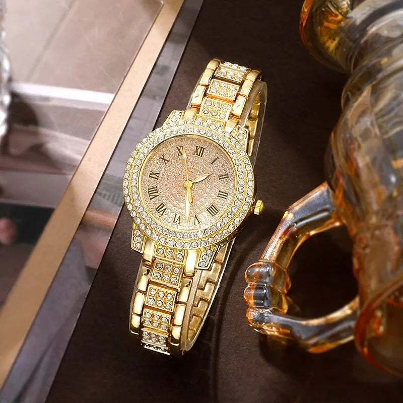 Descubra o Conjunto Luxo Dourado, uma combinação perfeita de Elegância e Sofisticação. Este Conjunto inclui um Relógio, Pulseira, Colar e Brincos de Strass, proporcionando um Estilo Versátil para todas as ocasiões. Adorne-se com Glamour e Celebre Sua Singularidade com este Conjunto Completo de Acessórios de Luxo.