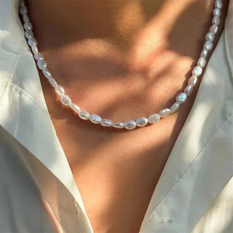 Colar Choker com Pérolas Imitadas em Estilo Vintage Elegante