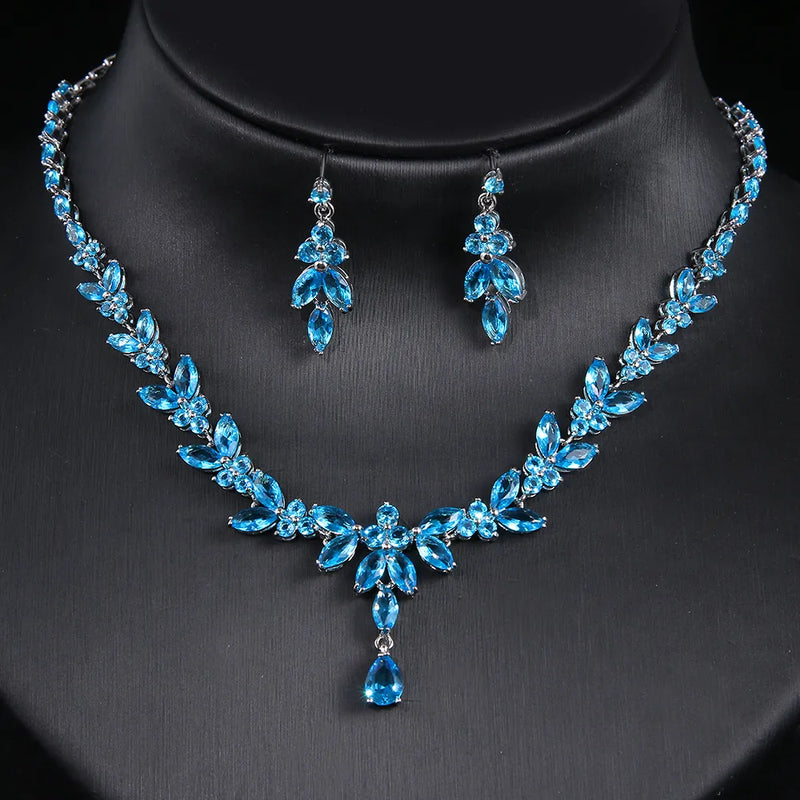 Descubra o Conjunto Zircônia, um marco de elegância e sofisticação. Desenhado para mulheres modernas, este conjunto combina perfeitamente com ocasiões especiais. Seja uma festa, aniversário ou casamento, o brilho eterno da Zircônia realça sua beleza. Feito com cobre de alta qualidade e design geométrico exclusivo.