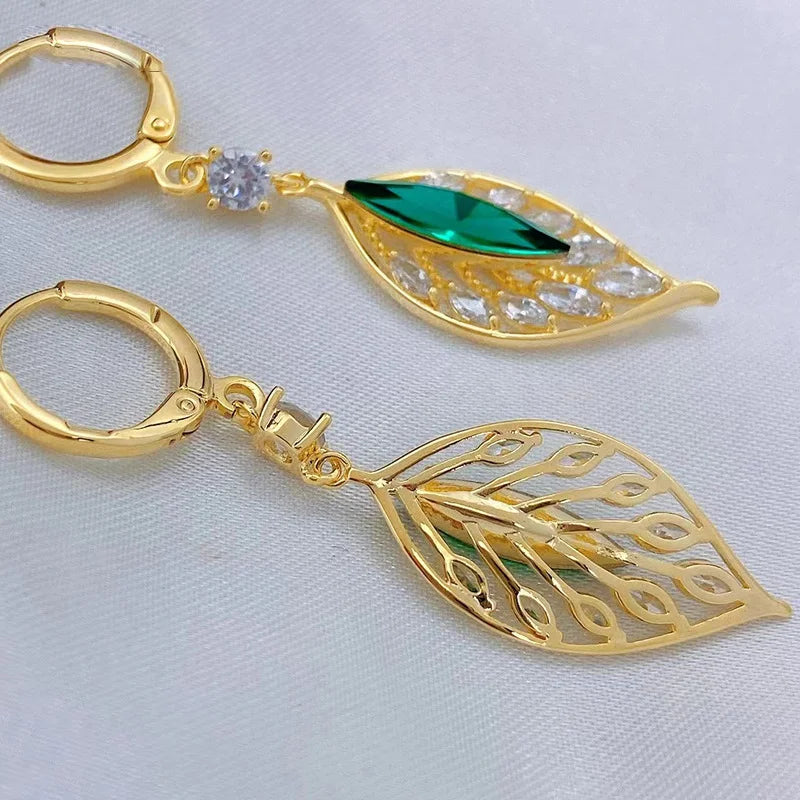 Descubra o encanto do Brinco Folha Dourado com Zircônia, uma peça elegante e versátil para completar seu look. Feito com metal de alta qualidade, este Brinco Clássico é perfeito para festas, casamentos e eventos especiais. Adicione um toque de glamour ao seu visual com este Brinco Sofisticado.