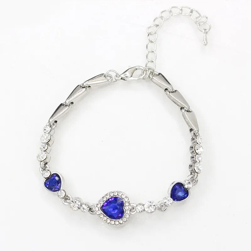Descubra a Pulseira Encanto do Mar, a joia que une Elegância, Beleza e Estilo em um design exclusivo. Adornada com um Cristal Azul reluzente e banho de Prata refinada, cada detalhe é um toque de Luxo ao seu look. Ideal para Presente, esta Pulseira é o símbolo de Sofisticação e Requinte que toda mulher deseja possuir.