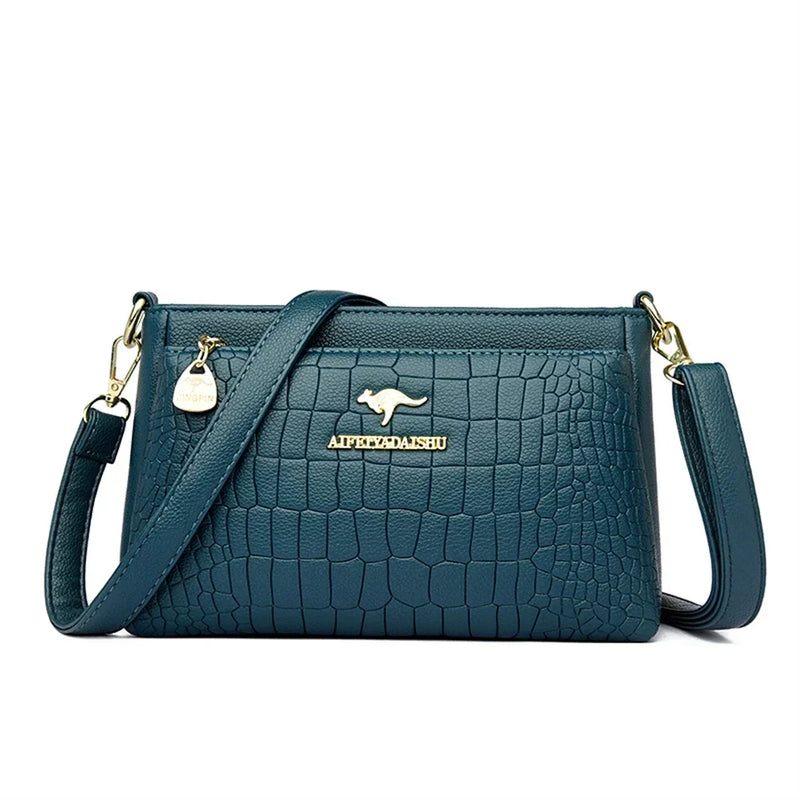 Descubra a sofisticação da Bolsa Luxo Ônix, uma expressão única de Elegância e Versatilidade. Confeccionada em Microfiber de Alta Qualidade, esta bolsa Designer combina o Casual com a Durabilidade. Seja única com a Bolsa Crossbody Ônix da Glamure, uma escolha de Estilo e Alta Qualidade para a mulher moderna.