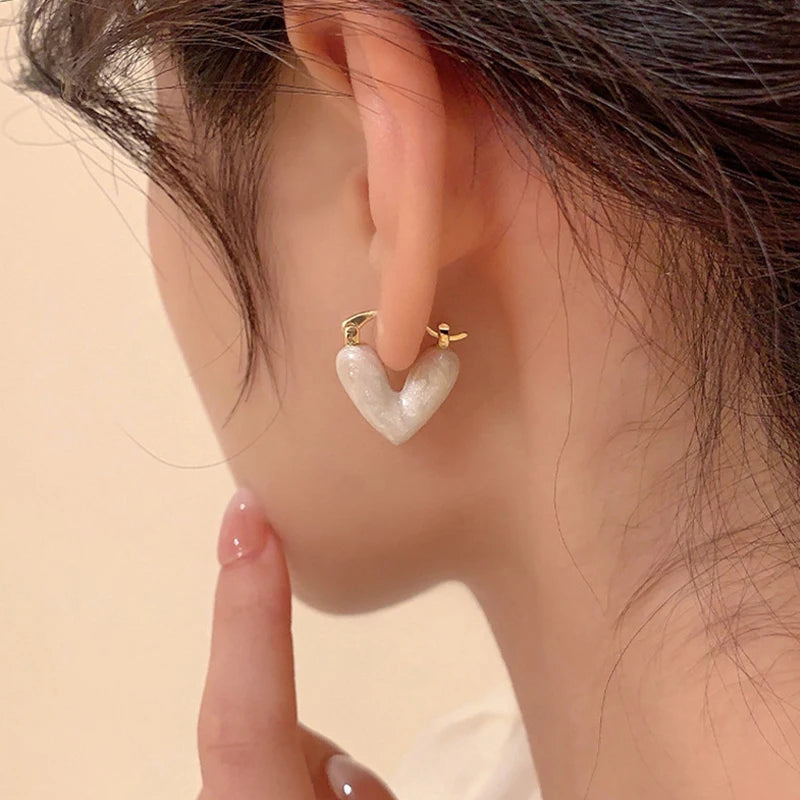 Descubra o encanto do Brinco Coração. Leve e elegante, é o acessório perfeito para mulheres que buscam sofisticação. Feito em metal de alta qualidade, é uma joia simples e versátil, ideal para expressar amor e estilo em qualquer ocasião. Aproveite hoje a promoção + frete grátis para todo o Brasil.