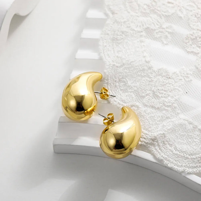 Descubra os Brincos Elegance, perfeitos para adicionar Luxo e Elegância ao seu look. Com design Gota Dourado, esses brincos são ideais para qualquer Festa ou evento Fashion. Estilo único, que combina Glamour e Modernidade, ideal para a mulher Charmosa. Brincos Elegance: a escolha certa para um visual de destaque.