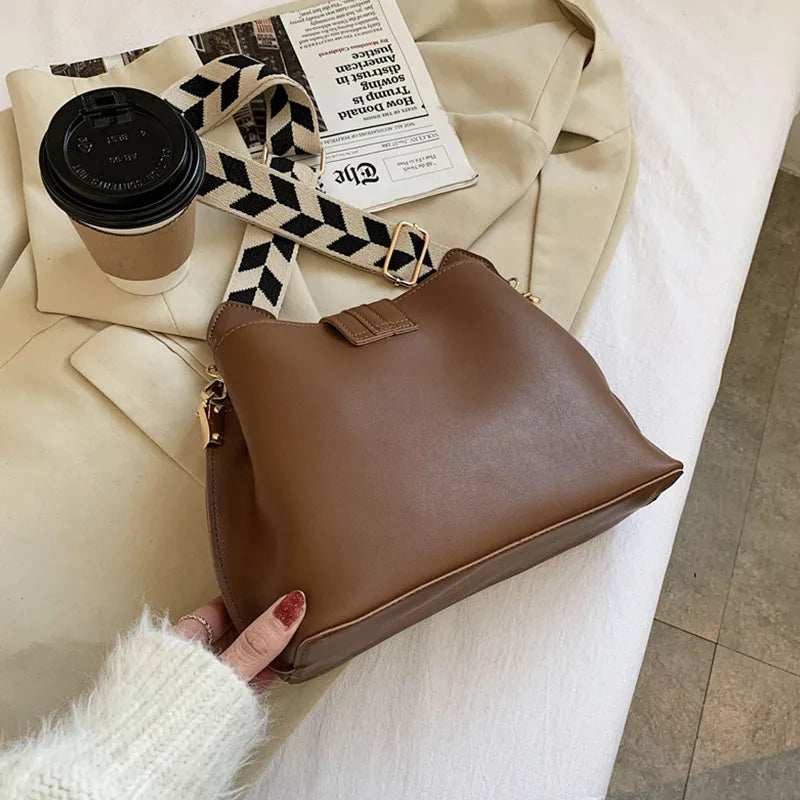 Descubra a versatilidade incomparável da Bolsa Fashion, projetada para a mulher moderna. Confeccionada com qualidade premium, essa bolsa bucket proporciona uma fusão perfeita entre moda urbana e durabilidade duradoura. Adquira já e eleve seu estilo com a Glamure, onde cada peça é uma expressão de sofisticação.