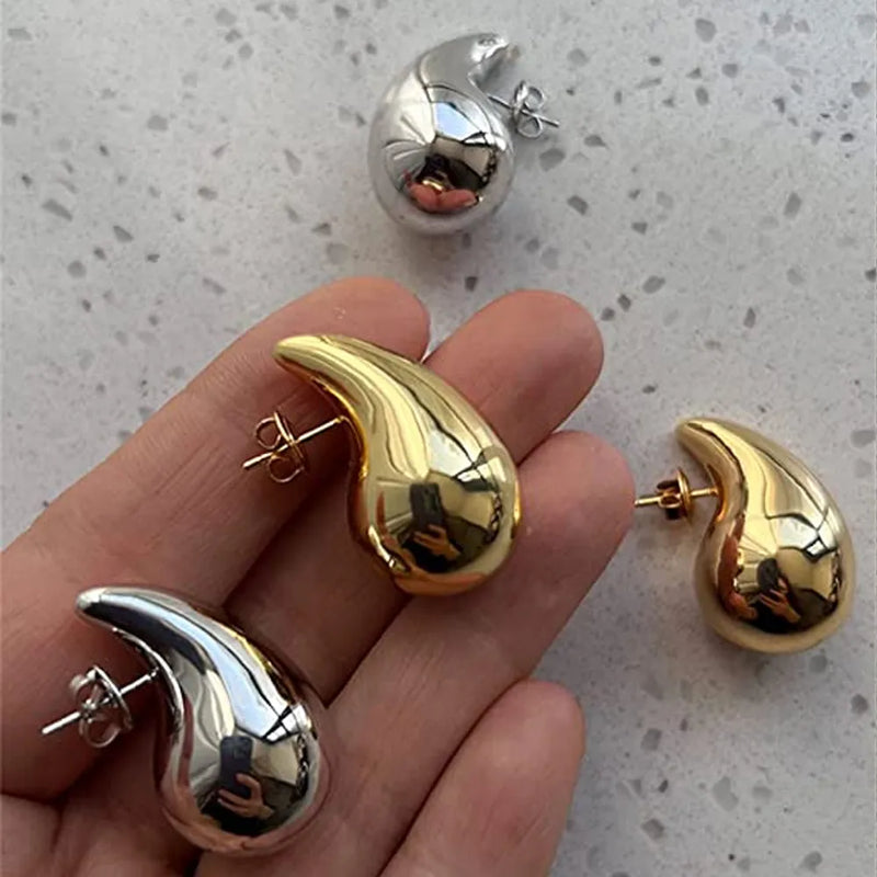 Descubra os Brincos Elegance, perfeitos para adicionar Luxo e Elegância ao seu look. Com design Gota Dourado, esses brincos são ideais para qualquer Festa ou evento Fashion. Estilo único, que combina Glamour e Modernidade, ideal para a mulher Charmosa. Brincos Elegance: a escolha certa para um visual de destaque.