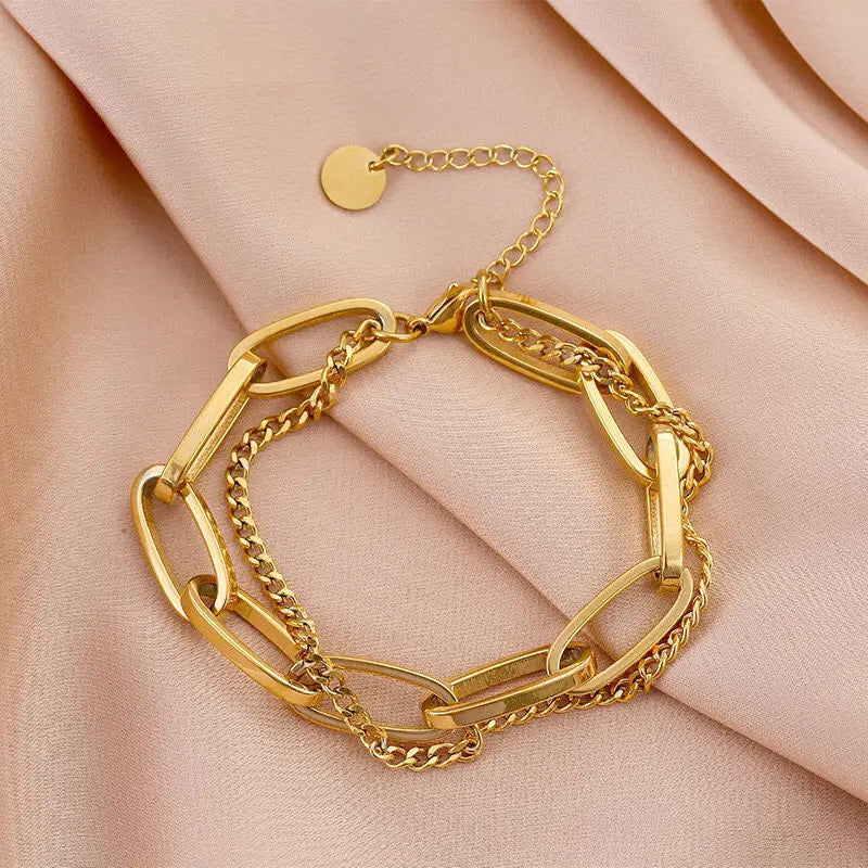 Descubra a pulseira dourada que une o estilo Hiphop e Rock. Feita em liga de zinco com corrente de aço inoxidável, oferece durabilidade sem igual. Seu design moderno e elegante é ideal para qualquer ocasião. Com fecho seguro e tamanho perfeito de 17+5cm, é a escolha certa para quem busca qualidade e estilo.