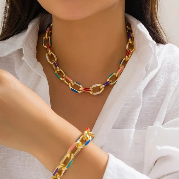 Descubra o charme único do Conjunto Boho Dourado, uma expressão de elegância e estilo chic para mulheres modernas. Este conjunto versátil, com colar dourado e pulseira boêmia, é a escolha ideal para quem busca moda feminina de alta qualidade. Adorne-se com glamour e destaque-se em qualquer ocasião.