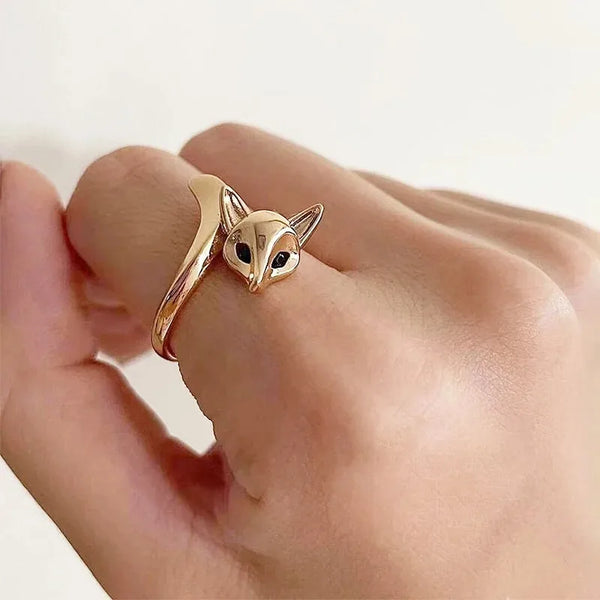 O Anel Raposa Encantada é um Anel Feminino e Masculino de Aço Inox, resistente e hipoalergênico. Versátil, confortável e durável, é ideal para todas as ocasiões. Este Anel Animal com design elegante e ajustável é o presente perfeito para quem busca estilo e sofisticação.
