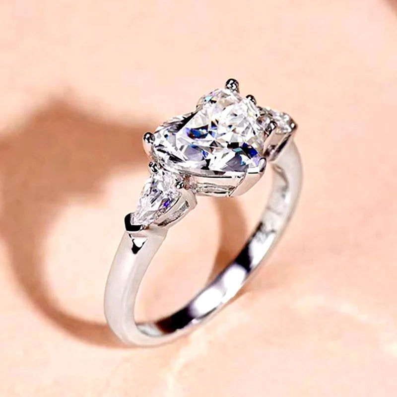 Descubra o encanto do Anel Zircônia Coração, uma joia refinada que combina moda delicada e elegância atemporal. Feito de latão durável e adornado com zircônia de alta qualidade, este anel é a escolha perfeita para mulheres que buscam um acessório versátil e exclusivo.
