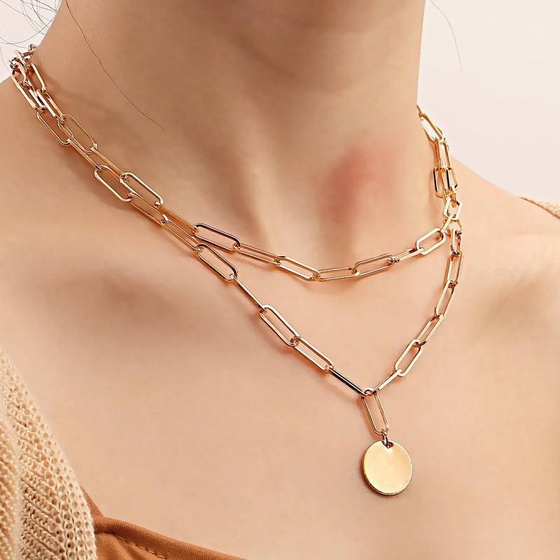 Descubra o Colar Multicamadas Vintage, a perfeita união entre Elegância e Design Atemporal. Feito em Liga de Zinco, este Colar é ideal para qualquer Festa ou ocasião especial. Com Pingente Redondo e Corrente Link, seu look será realçado por este acessório de Moda. A escolha perfeita para quem valoriza detalhes e estilo