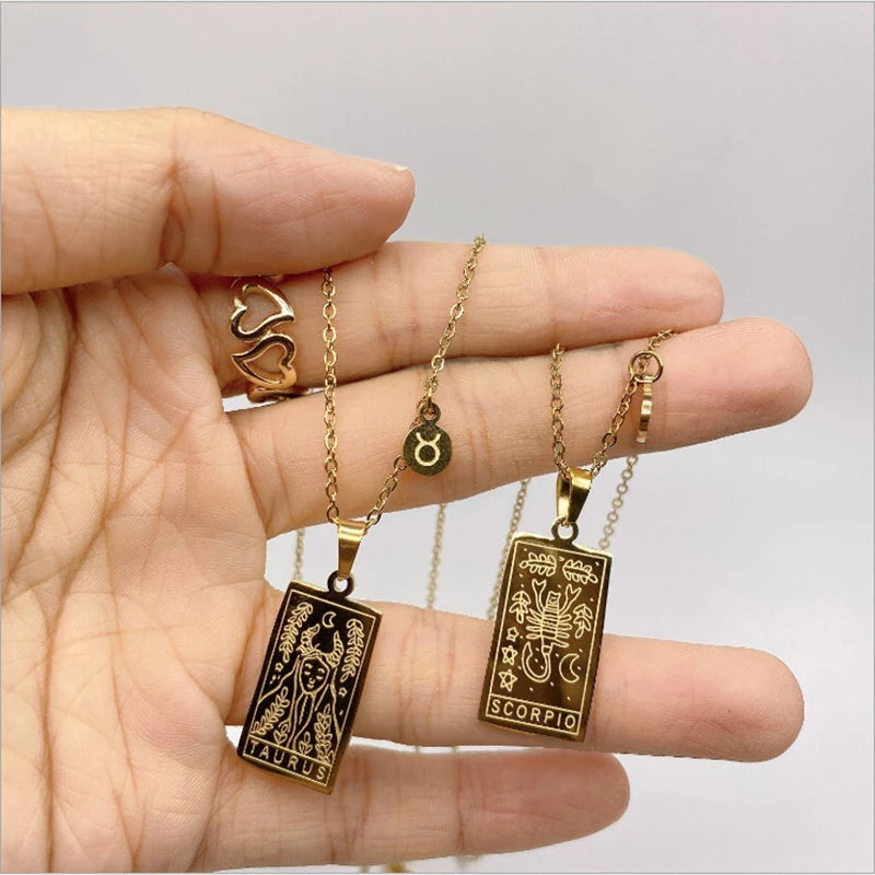 Descubra a elegância celestial com nosso Colar Zodíaco Dourado. Feito de aço inoxidável de alta qualidade, esse acessório vintage combina moda e astrologia, perfeito para presentear e expressar seu estilo único. Adorne-se com glamour cósmico, incorporando a tendência da moda astrologia em seu visual diário.