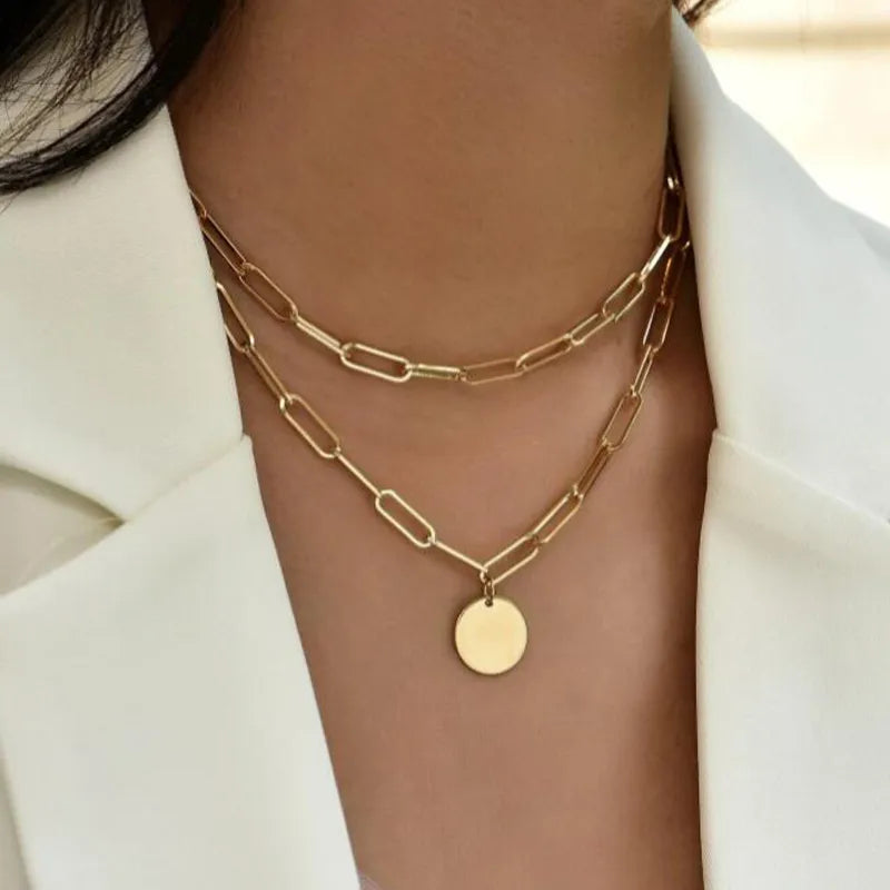 Descubra o Colar Multicamadas Vintage, a perfeita união entre Elegância e Design Atemporal. Feito em Liga de Zinco, este Colar é ideal para qualquer Festa ou ocasião especial. Com Pingente Redondo e Corrente Link, seu look será realçado por este acessório de Moda. A escolha perfeita para quem valoriza detalhes e estilo