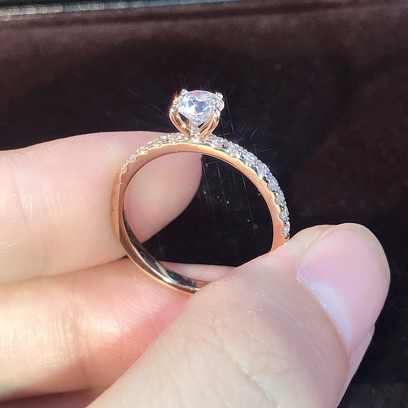 Descubra o Anel de Zircônia Cúbica perfeito para momentos especiais. Com um design Trendy e Redondo, este Anel de Cocktail é ideal para Noivados. Feito de Liga de Zinco durável e com uma largura de superfície de 4mm, destaca-se em qualquer ocasião. Combina perfeitamente com qualquer estilo.