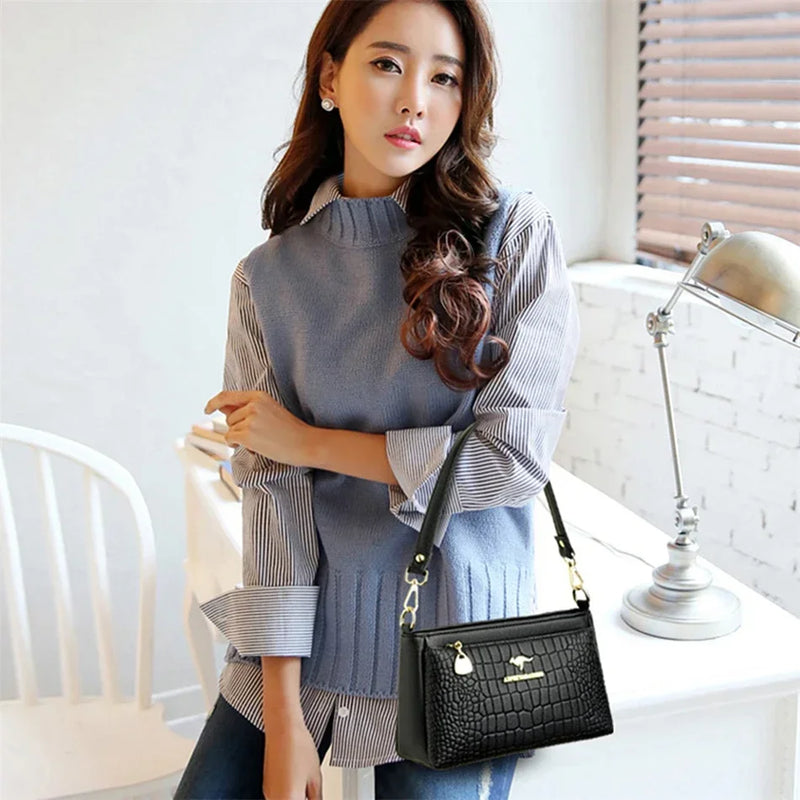 Descubra a sofisticação da Bolsa Luxo Ônix, uma expressão única de Elegância e Versatilidade. Confeccionada em Microfiber de Alta Qualidade, esta bolsa Designer combina o Casual com a Durabilidade. Seja única com a Bolsa Crossbody Ônix da Glamure, uma escolha de Estilo e Alta Qualidade para a mulher moderna.