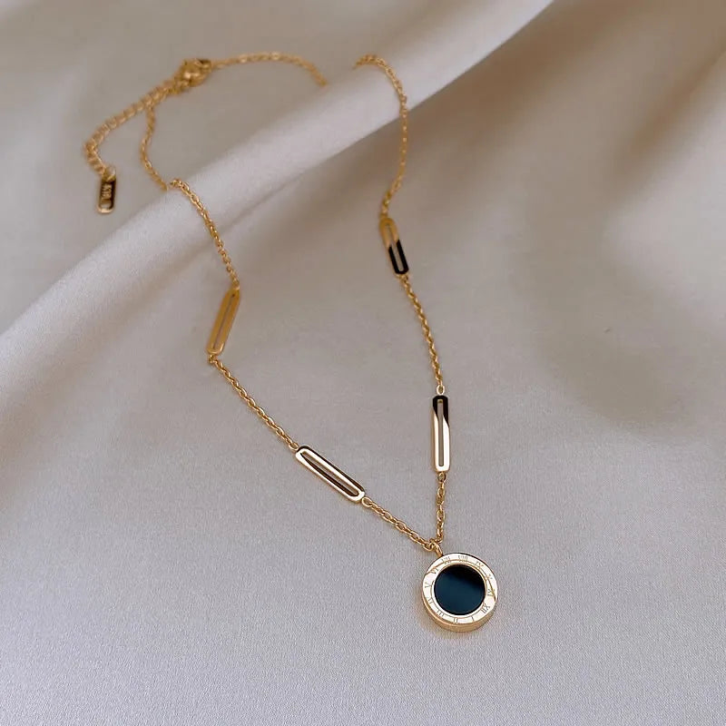 Desperte a elegância com o Colar Elegante da Glamure. Um Acessório Feminino que une estilo clássico e versatilidade. Confeccionado em Aço Inoxidável, esta Joia Versátil oferece durabilidade única. Sinta-se elegante em todas as ocasiões. Descubra o equilíbrio entre moda e durabilidade com o Colar Fashion da Glamure