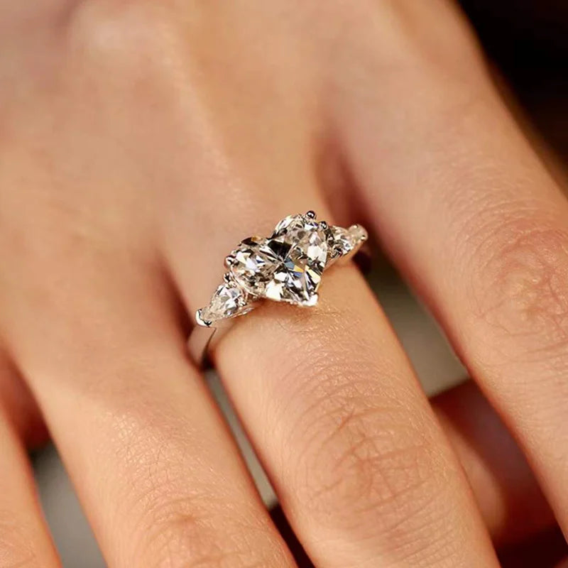 Descubra o encanto do Anel Zircônia Coração, uma joia refinada que combina moda delicada e elegância atemporal. Feito de latão durável e adornado com zircônia de alta qualidade, este anel é a escolha perfeita para mulheres que buscam um acessório versátil e exclusivo.