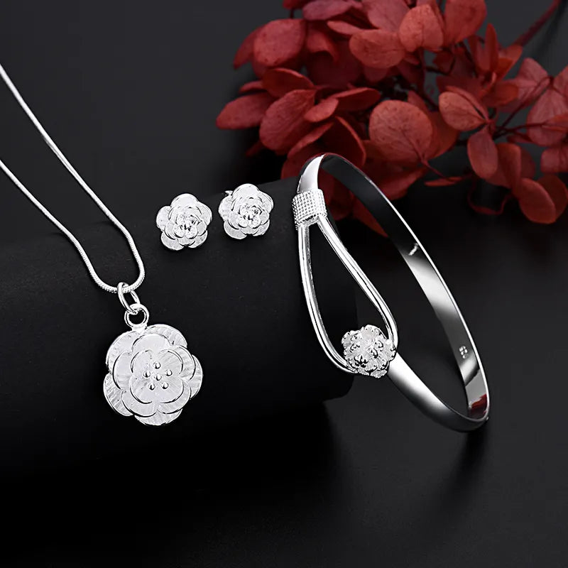 Descubra a Elegância Redefinida com o Conjunto Prata! Composto por Prata 925 e um Design Floral Encantador, É a Escolha Perfeita para Adicionar um Toque de Luxo a Qualquer Look. Ideal para Ocasiões Especiais ou para Elevar Seu Estilo Diário. Experimente o Charme e que Só o Conjunto Prata Elegância Pode Oferecer! 
