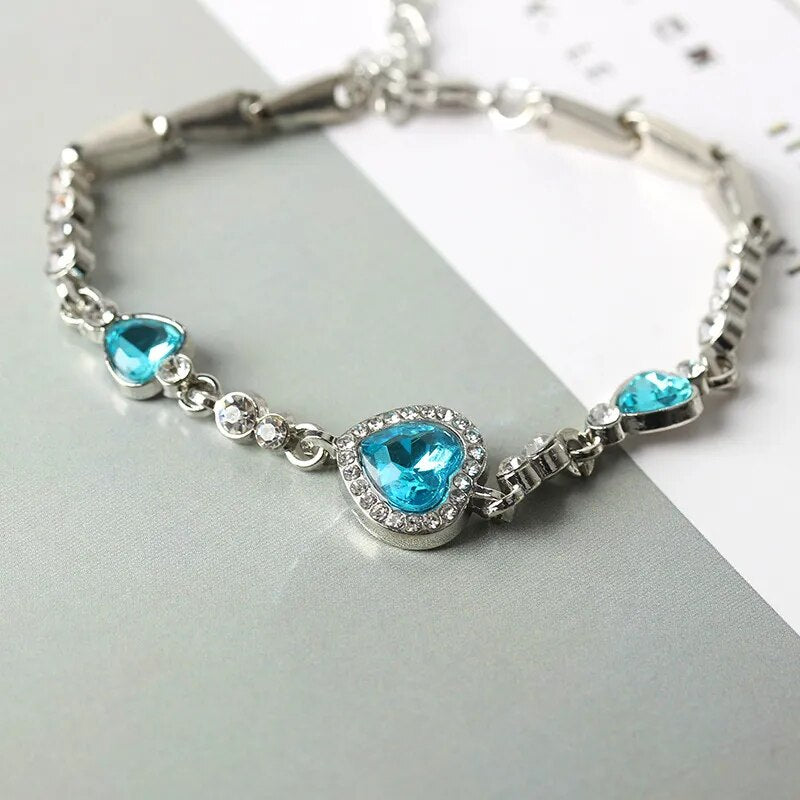 Descubra a Pulseira Encanto do Mar, a joia que une Elegância, Beleza e Estilo em um design exclusivo. Adornada com um Cristal Azul reluzente e banho de Prata refinada, cada detalhe é um toque de Luxo ao seu look. Ideal para Presente, esta Pulseira é o símbolo de Sofisticação e Requinte que toda mulher deseja possuir.