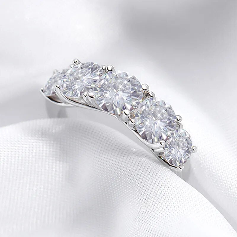 Explore o Anel Luminar, uma joia onde a prata esterlina S925 encontra um Moissanite de 3.6CT. Com grau de clareza VVS1 e cor D, este anel é sinônimo de elegância. Corte redondo preciso e certificado GRA incluído. Adicione um toque de sofisticação ao seu estilo, capturando olhares e cativando corações.