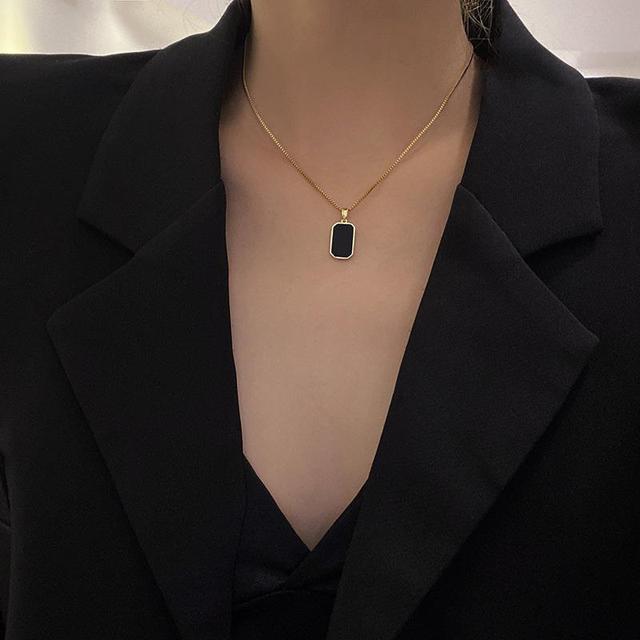 Descubra o Colar Coração Sensitivo que Muda com Seu Humor. Design Trendy e único, Pedra Sensível à Temperatura reflete suas emoções. Ideal para Festas, este Colar Fashion é o complemento perfeito. Confeccionado em Liga de Zinco, durabilidade garantida. Adicione estilo com este Pingente de Coração.