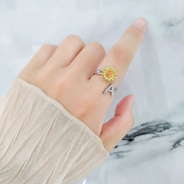 Descubra o encanto do Anel Girassol Antiansiedade, uma joia única em Aço Inoxidável. Experimente a Tranquilidade Diária com este Anel Giratório, expressão singular de Moda Elegante. Um Presente Memorável, unindo Glamour Diário e Estilo Único. Celebre a Moda Durável com um toque de Alegria no dedo. Adquira já!