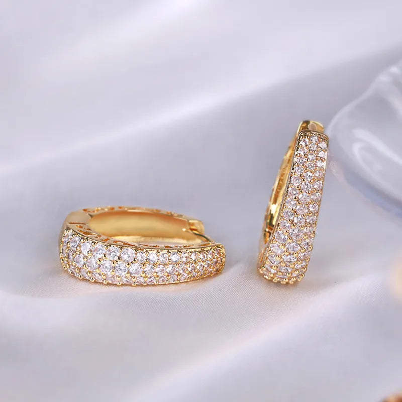 Descubra a sofisticação dos Brincos Luxuosos de Zircônia. Design Vazado em Ouro, esses brincos combinam Elegância e Estilo, elevando seu visual. Seja na Moda Fashion ou em eventos, esses Acessórios Femininos expressam Glamour e Versatilidade. Invista em Joias que celebram sua Singularidade.