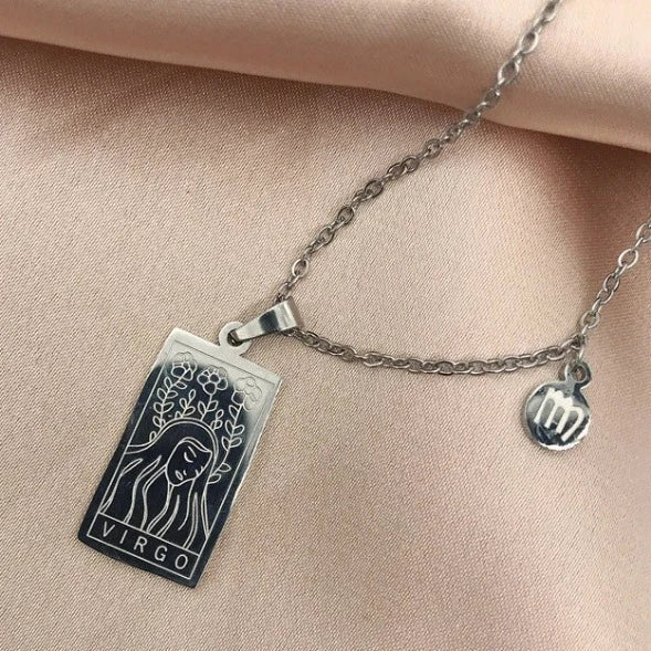 Descubra a elegância celestial com nosso Colar Zodíaco Dourado. Feito de aço inoxidável de alta qualidade, esse colar vintage combina moda e astrologia, perfeito para presentear e expressar seu estilo único. Adorne-se com glamour cósmico, incorporando a tendência da moda astrologia em seu visual diário.