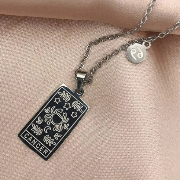 Descubra a elegância celestial com nosso Colar Zodíaco Dourado. Feito de aço inoxidável de alta qualidade, esse colar vintage combina moda e astrologia, perfeito para presentear e expressar seu estilo único. Adorne-se com glamour cósmico, incorporando a tendência da moda astrologia em seu visual diário.