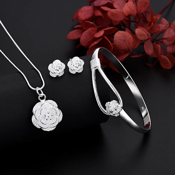 Descubra o encanto do Conjunto de Joias Floral em Prata 925. Perfeito para Casamento e Ocasiões Especiais, este Conjunto Elegante é feito com Prata 925 de alta qualidade. Versátil e Durável, é a escolha ideal para mulheres que buscam Charme e Sofisticação.
