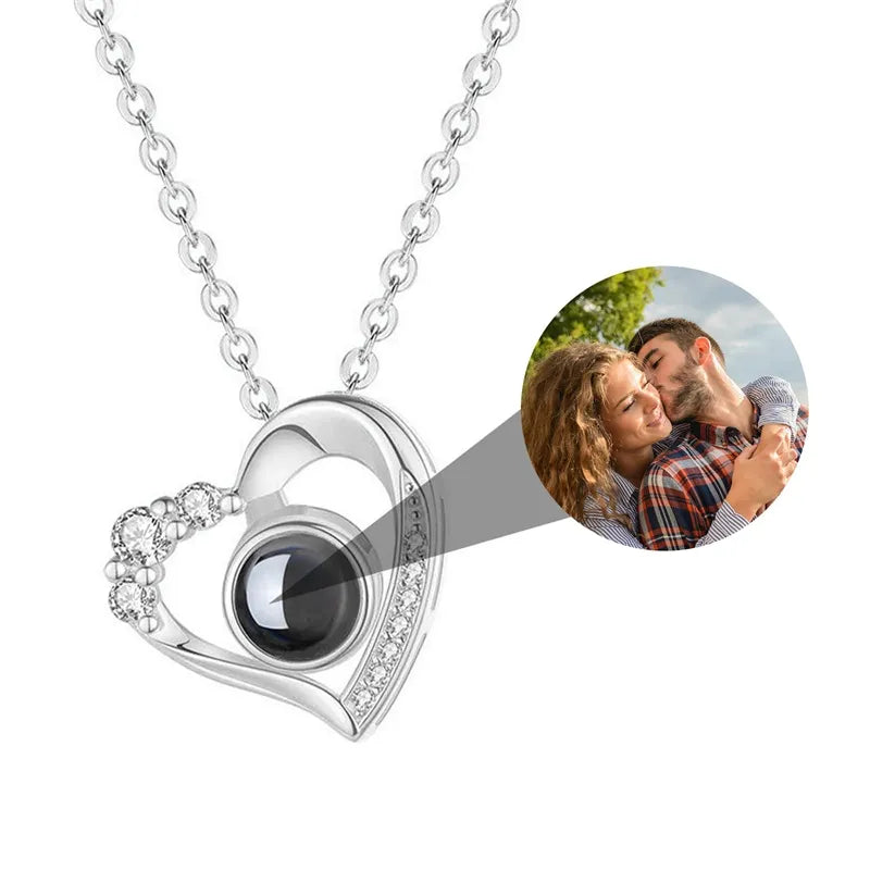 Descubra o encanto do Colar Personalizado com Pingente em Forma de Coração. Uma Joia Exclusiva, feita em Aço Inoxidável Durável, que eterniza memórias especiais. Personalize com sua Foto Amada, tornando-o um Presente Romântico e inesquecível. Ideal para expressar seu Estilo, este Colar adapta-se a diversas ocasiões