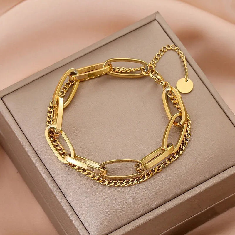 Descubra a pulseira dourada que une o estilo Hiphop e Rock. Feita em liga de zinco com corrente de aço inoxidável, oferece durabilidade sem igual. Seu design moderno e elegante é ideal para qualquer ocasião. Com fecho seguro e tamanho perfeito de 17+5cm, é a escolha certa para quem busca qualidade e estilo.